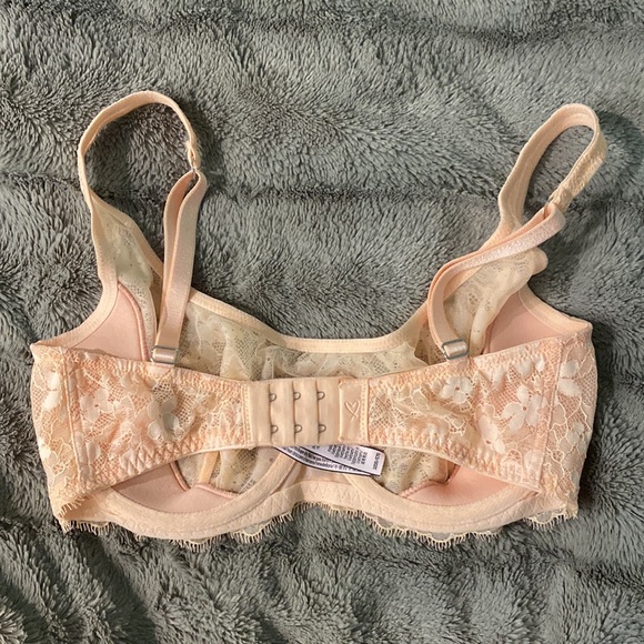 VS push up without the padding bra 🍑 - Picture 3 of 7